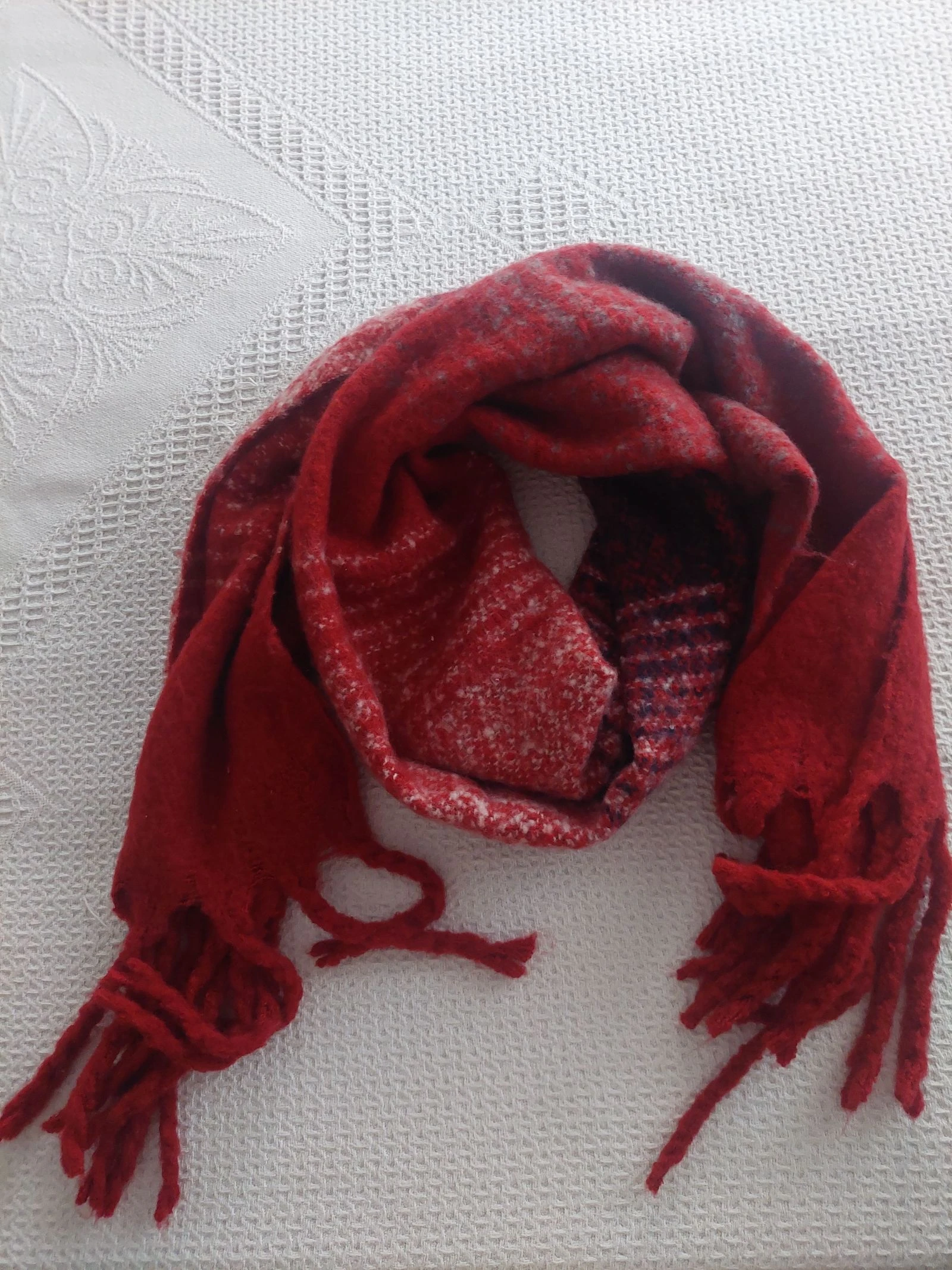 Cachecol bordeaux com franjas